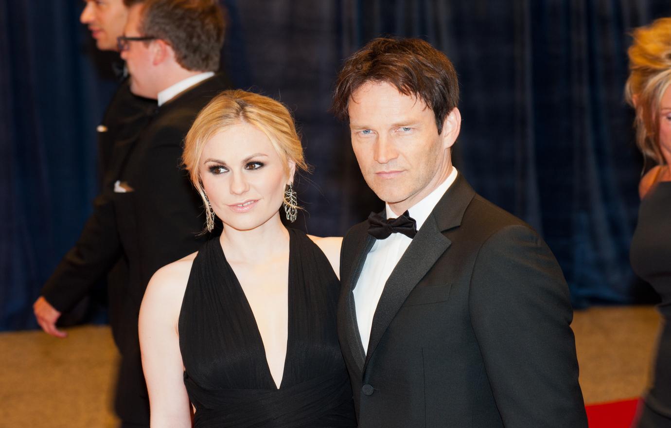 Anna Paquin in a black dress and Stephen Moyer in a tux