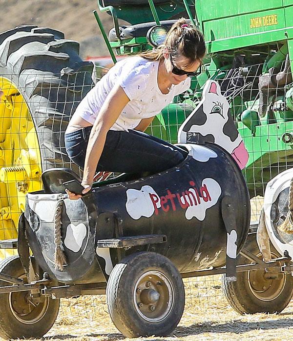 Jennifer Garner Suffers Another Wardrobe Malfunction At Pumpkin Patch – See  The Photos!