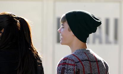 //justin bieber selena gomez grabs bum