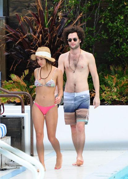 //inf_penn_badgley_and_zoe_kr_ _