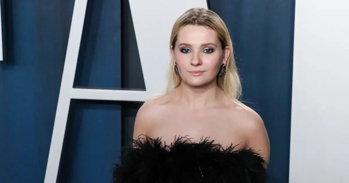 abigail breslin film producers drop lawsuit aaron eckhart  wild claims on set aggressive behavior actor accusations lawsuit