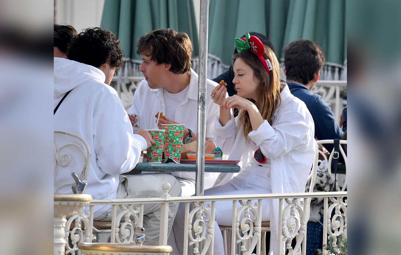 carrie fisher daughter billie lourd disneyland