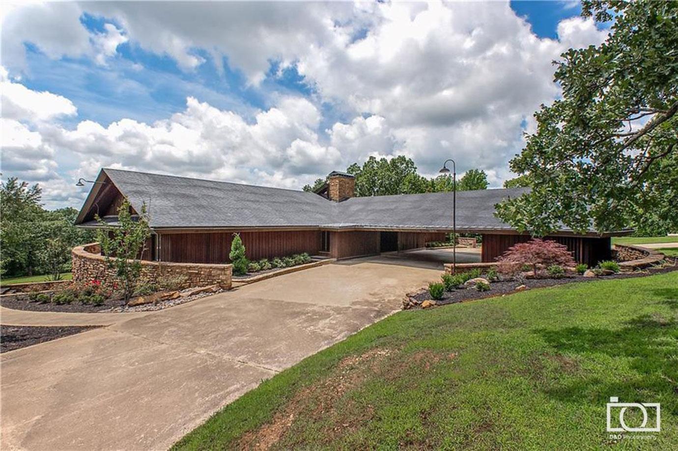 Front Of HouseWith Driveway