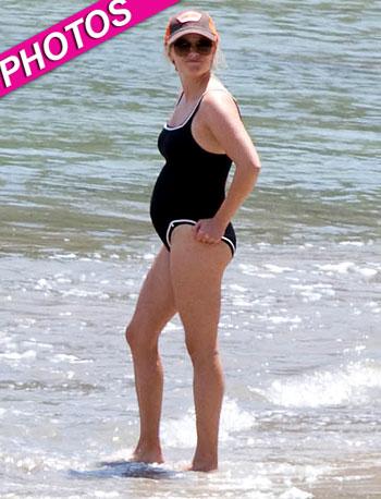 //reese witherspoon swimsuit pregnant post