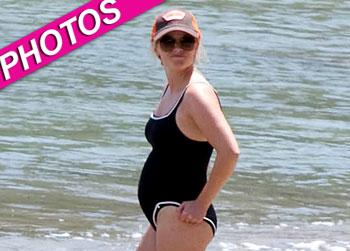 //reese witherspoon swimsuit pregnant post