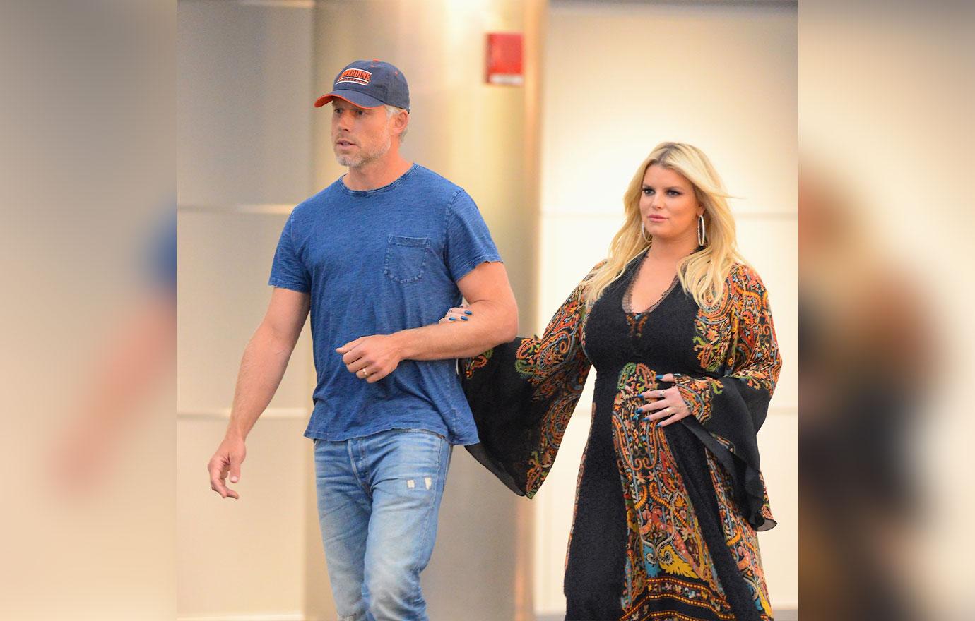 Jessica Simpson Pregnant Holds Baby Bump