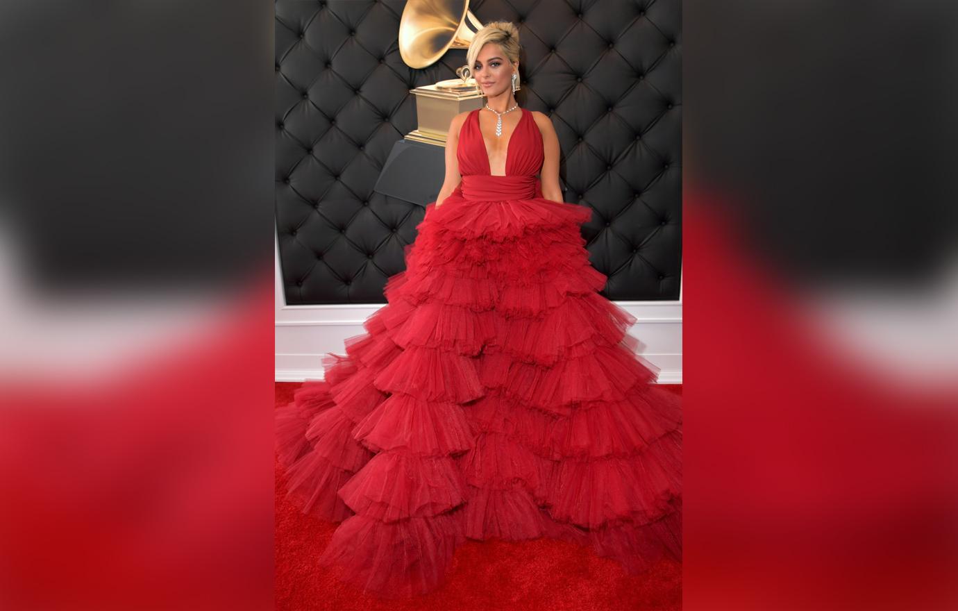 Grammys red carpet arrivals stars celebrities