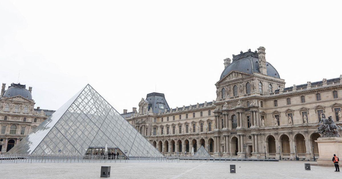 paris cops arrests two suspects  million louvre jewel heist