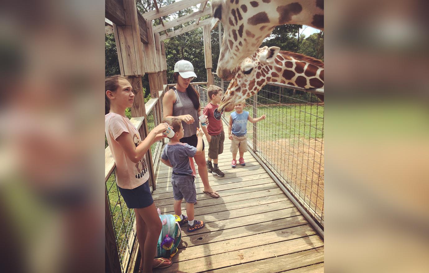 Jenelle Evans and family visit the zoo.