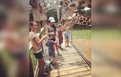 Jenelle Evans and family visit the zoo.