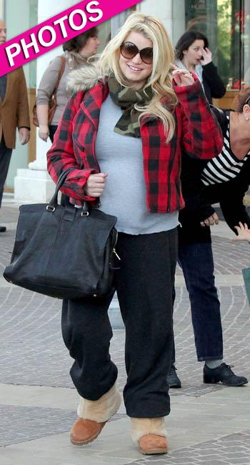 Very Pregnant Jessica Simpson Goes Christmas Shopping With Her Family