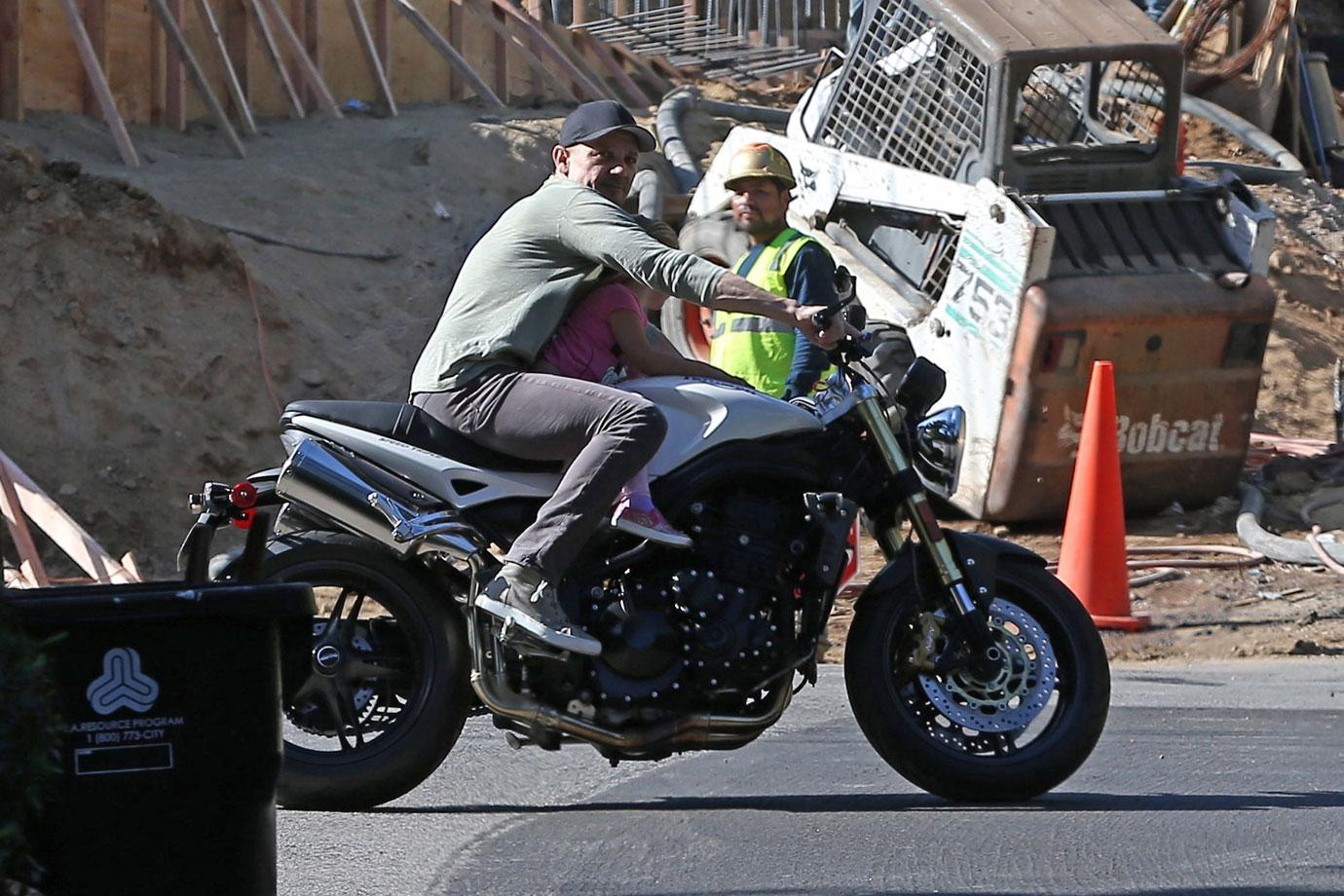 //jeremy renner daughter motorcycle no helmet