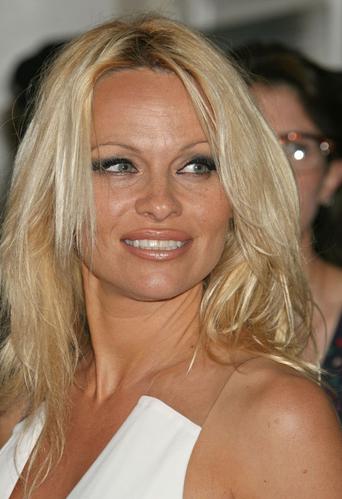 Plastic Pam? Anderson Sports Dramatically Different Facial Features At