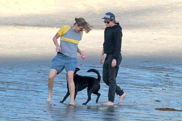 Kristen Stewart & Girlfriend Romantic Beach Day