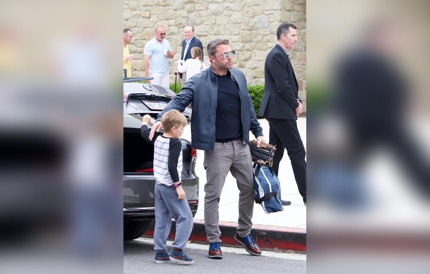 ben-affleck-jennifer-garner-chat-at-church-with-kids