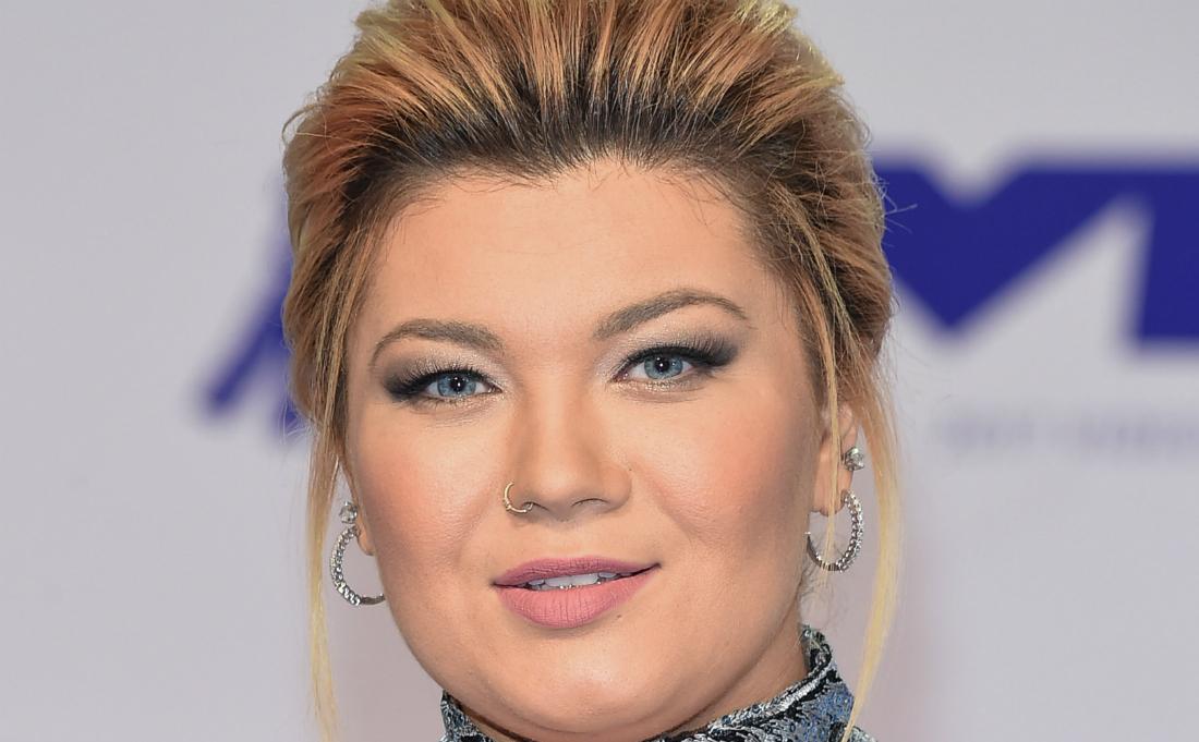 Close up on Amber Portwood in a patterned dress on the MTV red carpet.