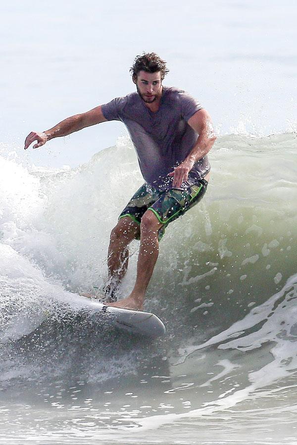 Liam Hemsworth Naked Butt Beach Photos Surfing