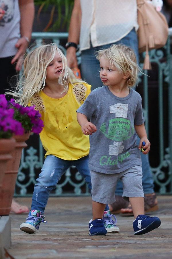 Too Cute Jessica Simpson S Daughter Maxwell And Son Ace Enjoy Dinner Out With Grandma 14 Aw