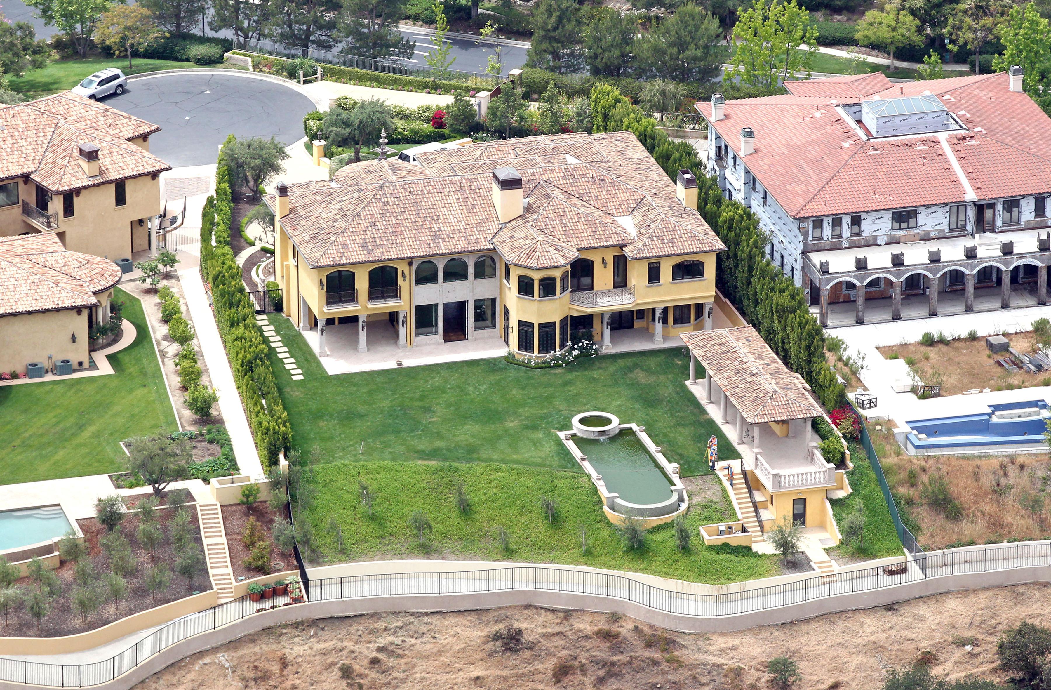 Guess Who Celebrity Mansion