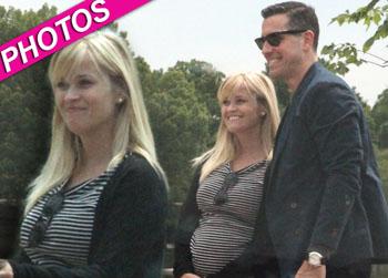 //reese witherspoon baby bump washington splash