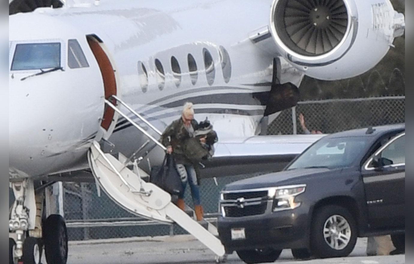 Gwen Stefani Blake Shelton Fly On Private Jet Before Easter