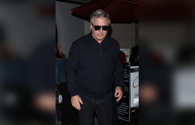 Lush Alec Baldwin Crashes Range Rover Into Tree In The Hamptons Scene in 4K Lush Alec Baldwin Crashes Range Rover Into Tree In The Hamptons Scene in 4K