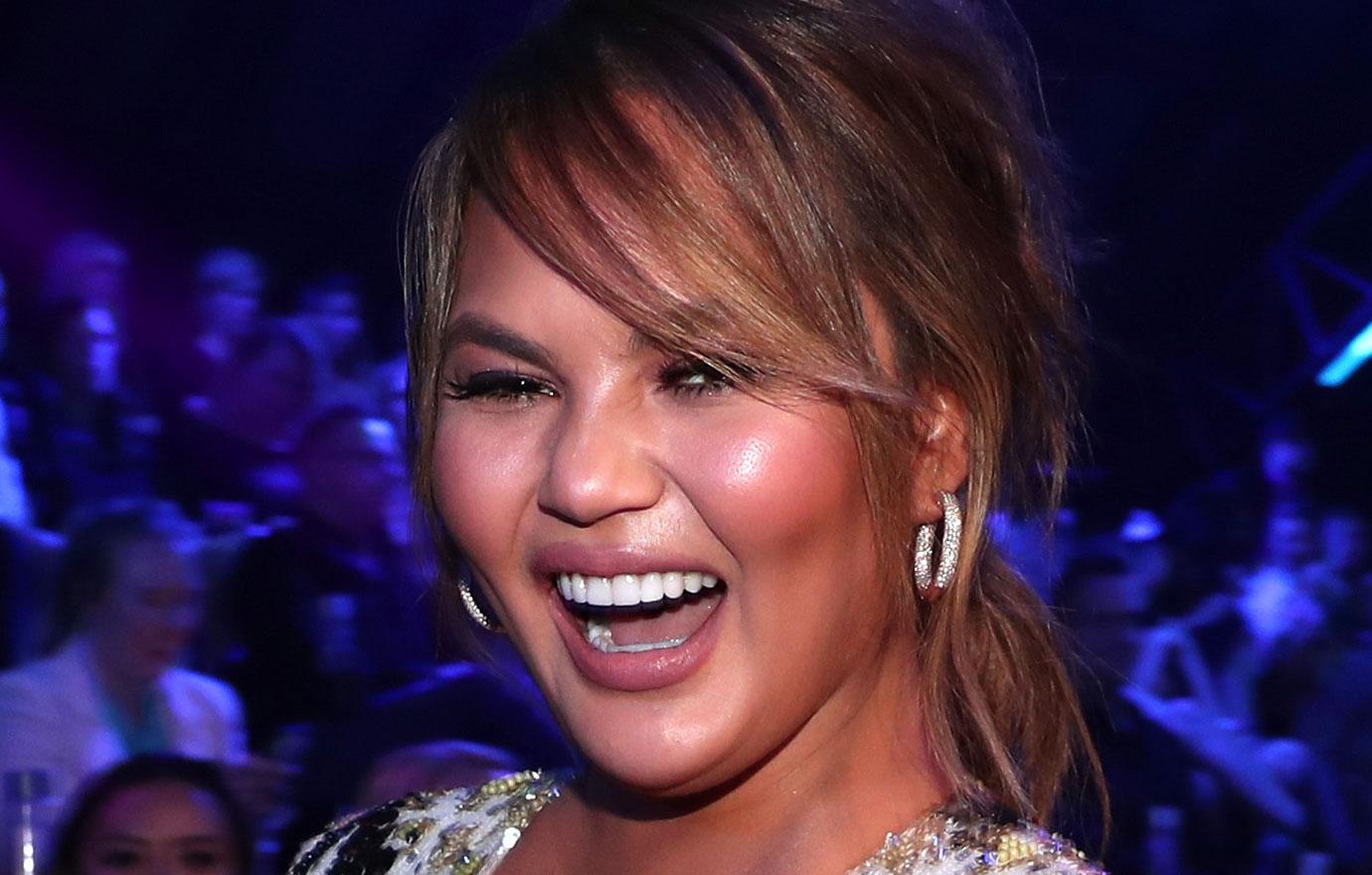 Video Chrissy Teigen Gets Hit By Umbrella NBC NYE Coverage