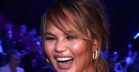 Video Chrissy Teigen Gets Hit By Umbrella NBC NYE Coverage