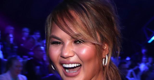 Video Chrissy Teigen Gets Hit By Umbrella NBC NYE Coverage