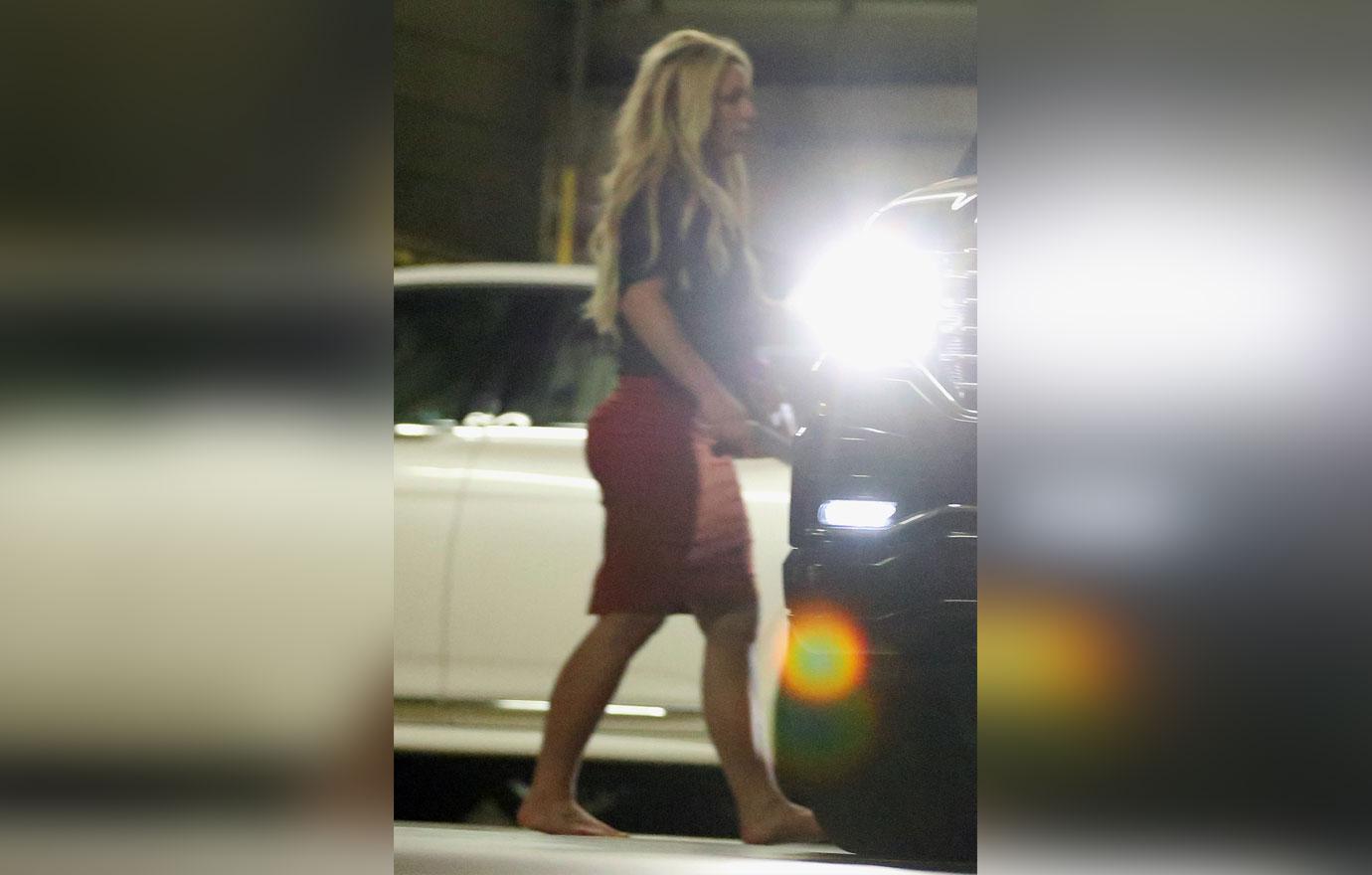 Britney Spears Leaves Court With Mom Wearing No Shoes