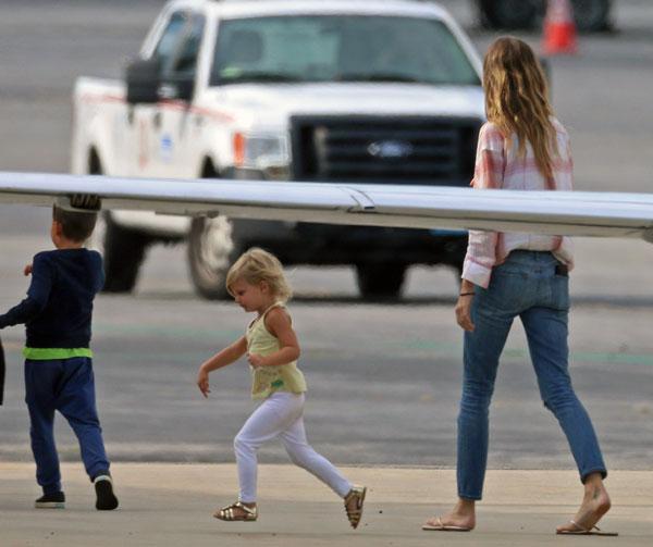 Gisele Bundchen Getting Off Plane