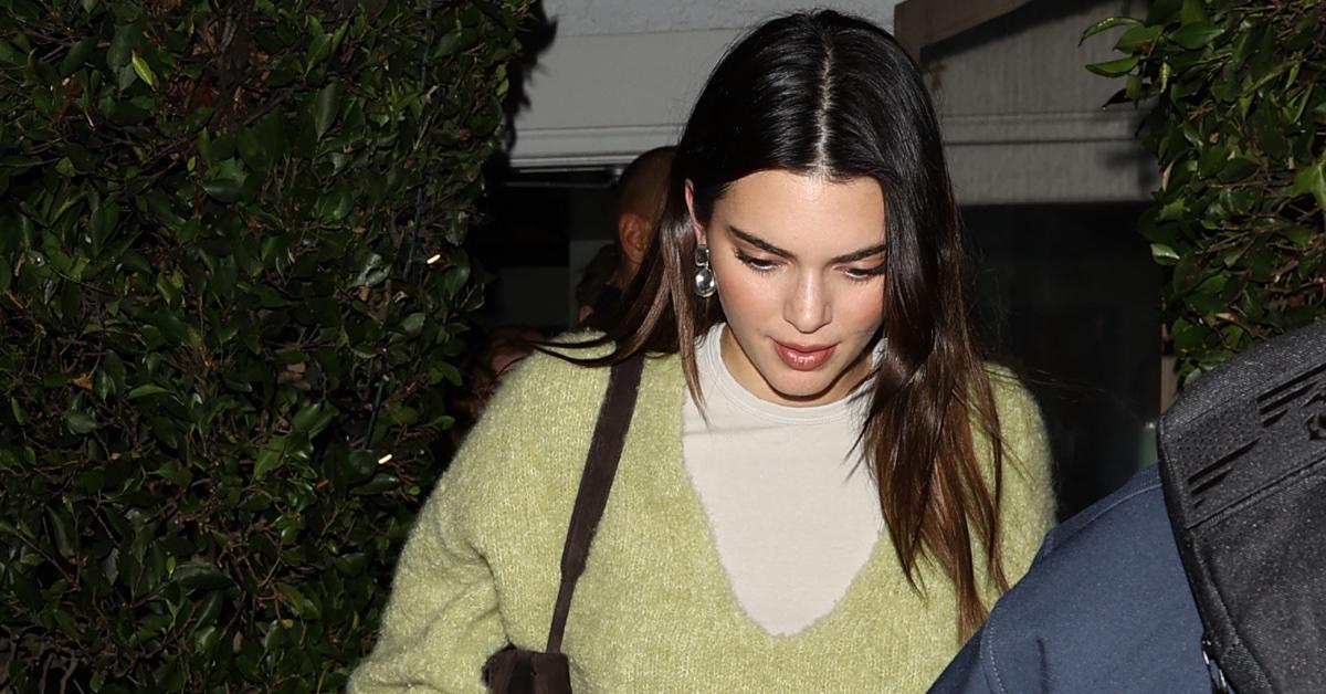 Kendall Jenner shows off her slender figure in grey leggings while grabbing  juice with a friend