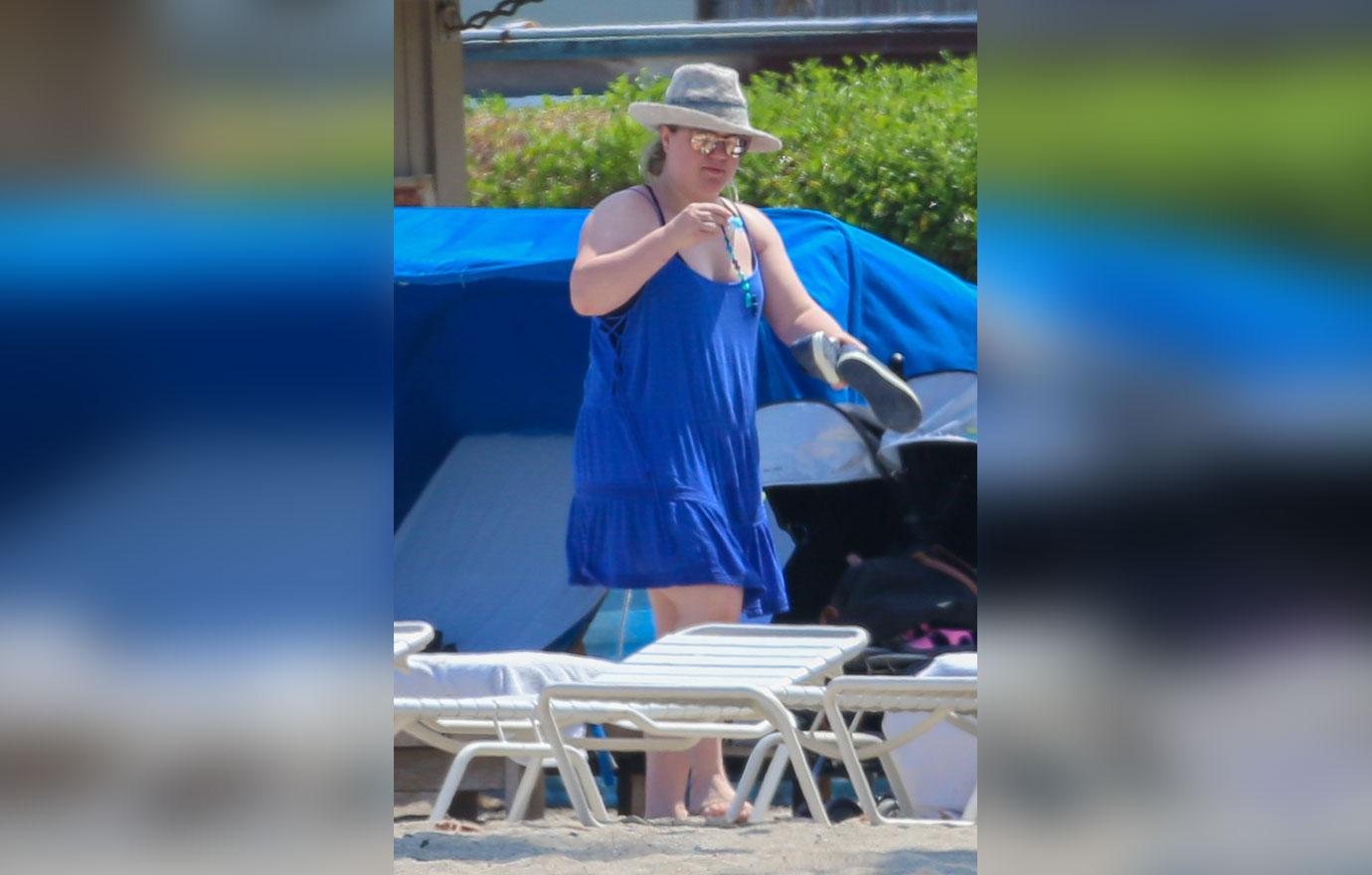 Kelly Clarkson Weight Gain Beach Vacation Hawaii