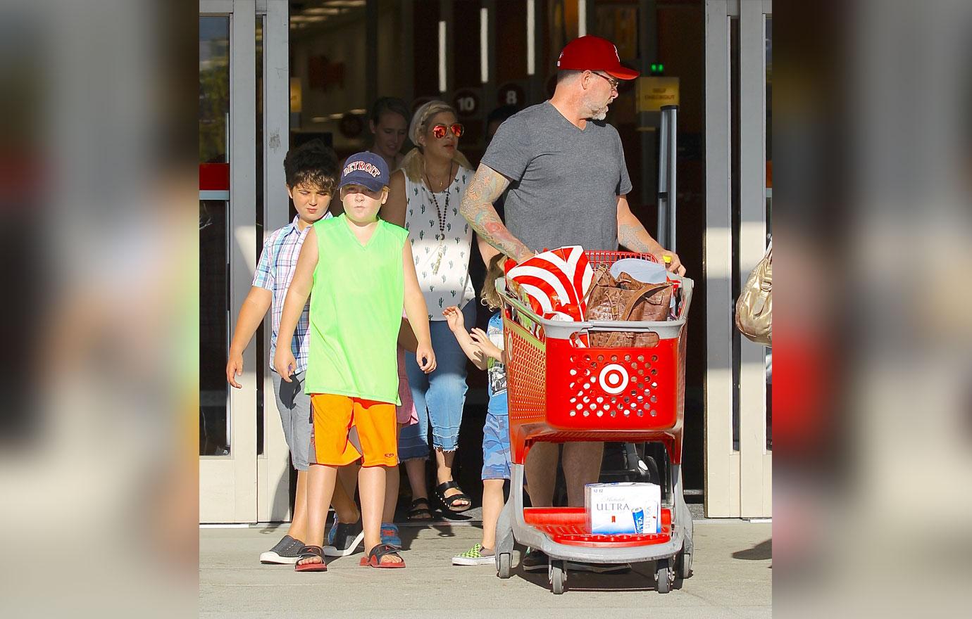 Tori Spelling Goes Shopping Back To School Supplies Money Problems