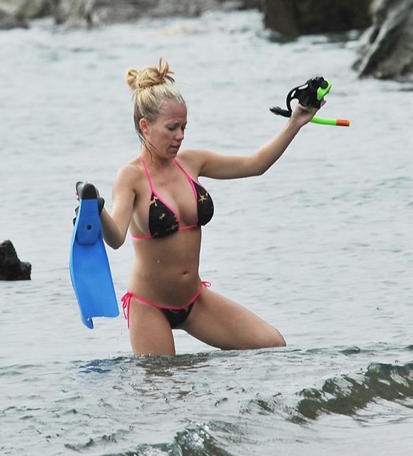 //Kendra Wilkinson Bikini