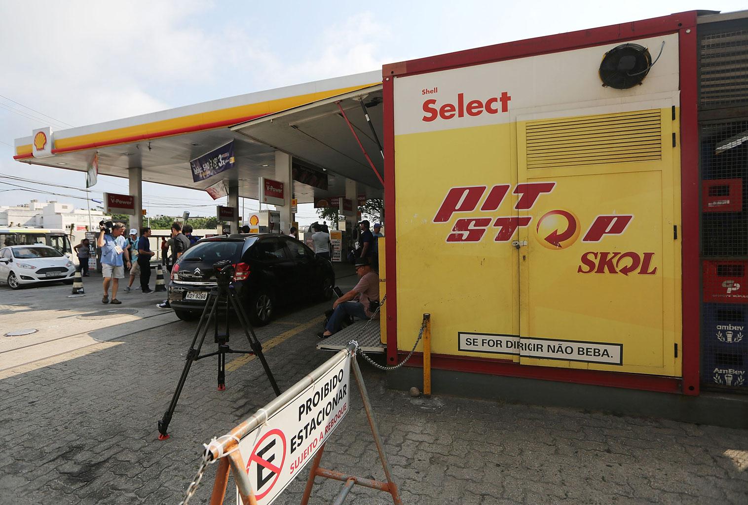 Ryan Lochte Gunpoint Robbery Scandal Gas Station Crime Scene