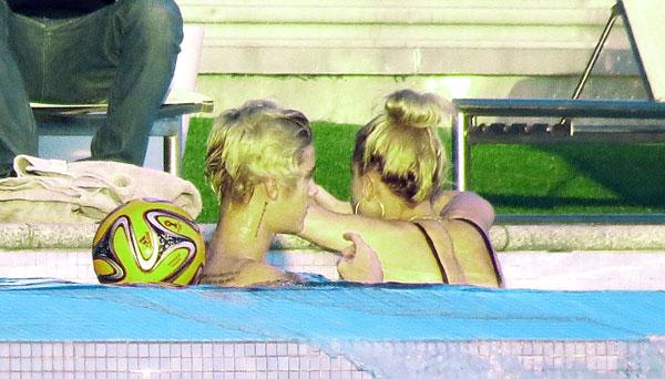 //justin bieber hailey baldwin swimming pool