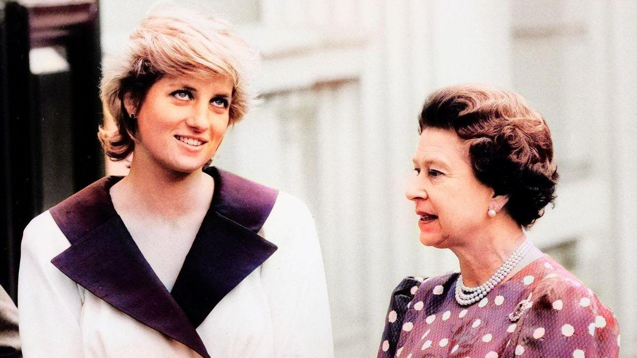 Photo of Queen Elizabeth and Princess Diana