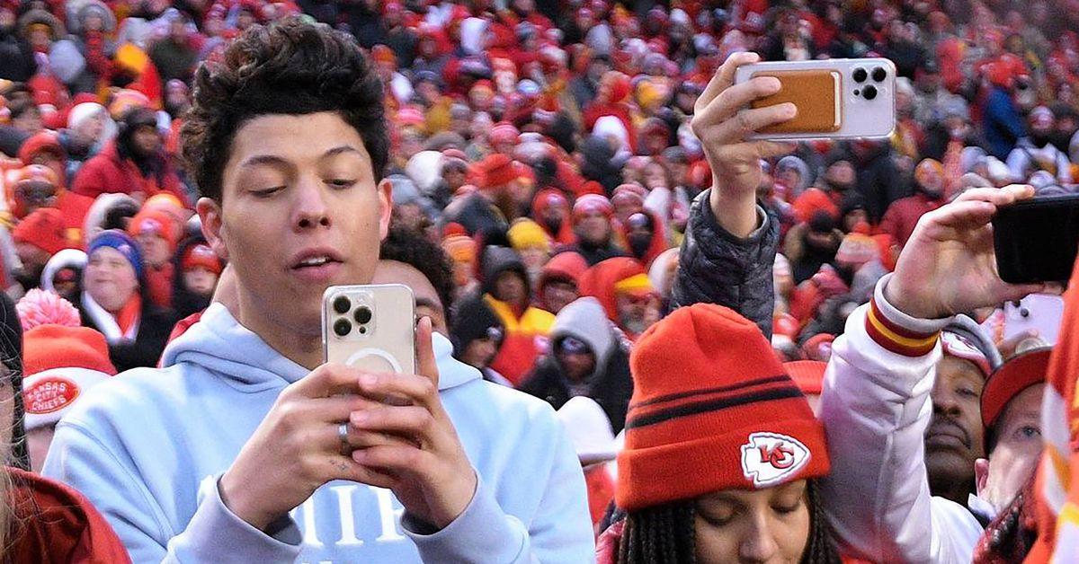 brittany mahomes sits with jackson mahomes super bowl snub club