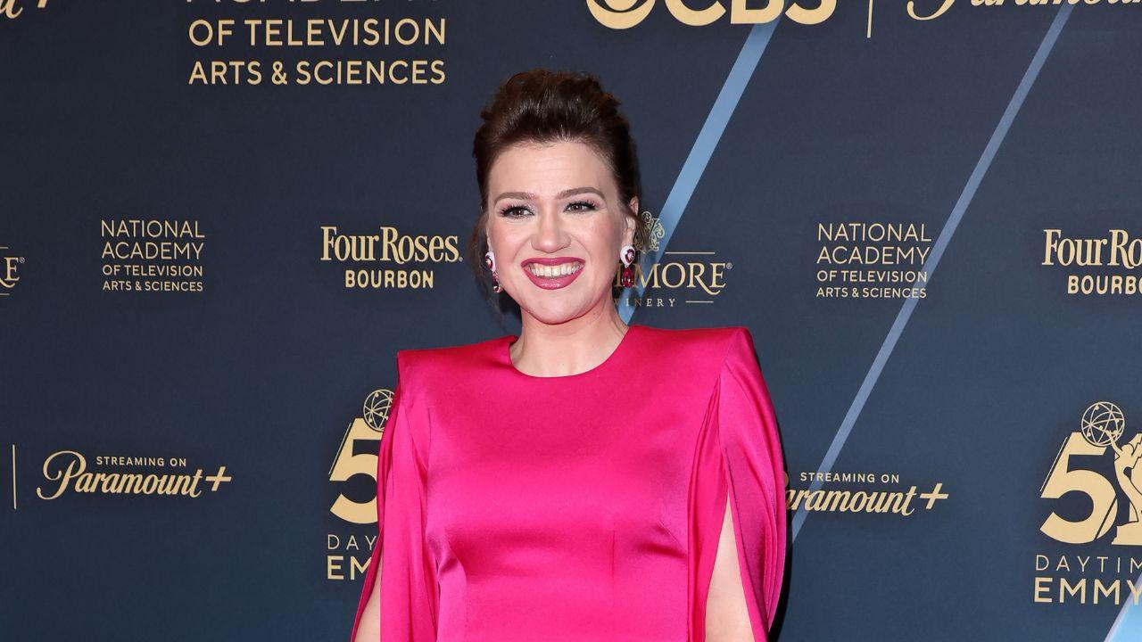 Kelly Clarkson criticizes a Brooklyn boutique over its treatment, sparking controversy over the shop.