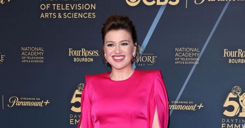 Kelly Clarkson criticizes a Brooklyn boutique over its treatment, sparking controversy over the shop.
