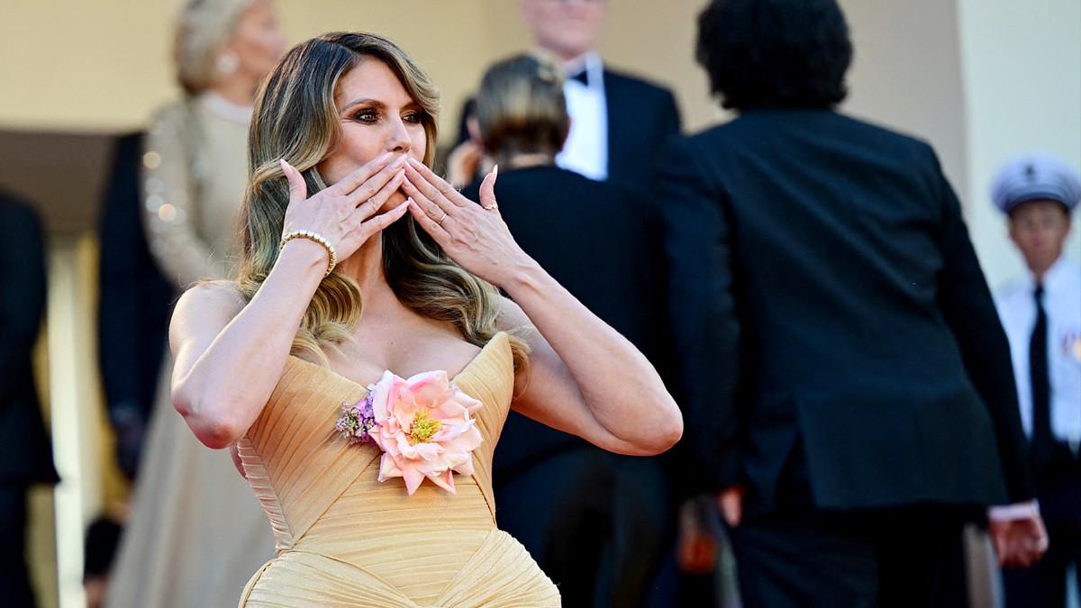 image of Klum also wowed at the La Vénus Electrique premiere in a peach-colored ensemble.