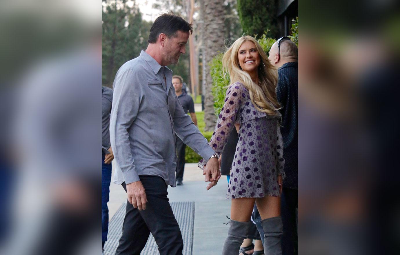 [PICS] Tarek & Christina El Moussa Divorce 'Flip Or Flop' Star Jogs