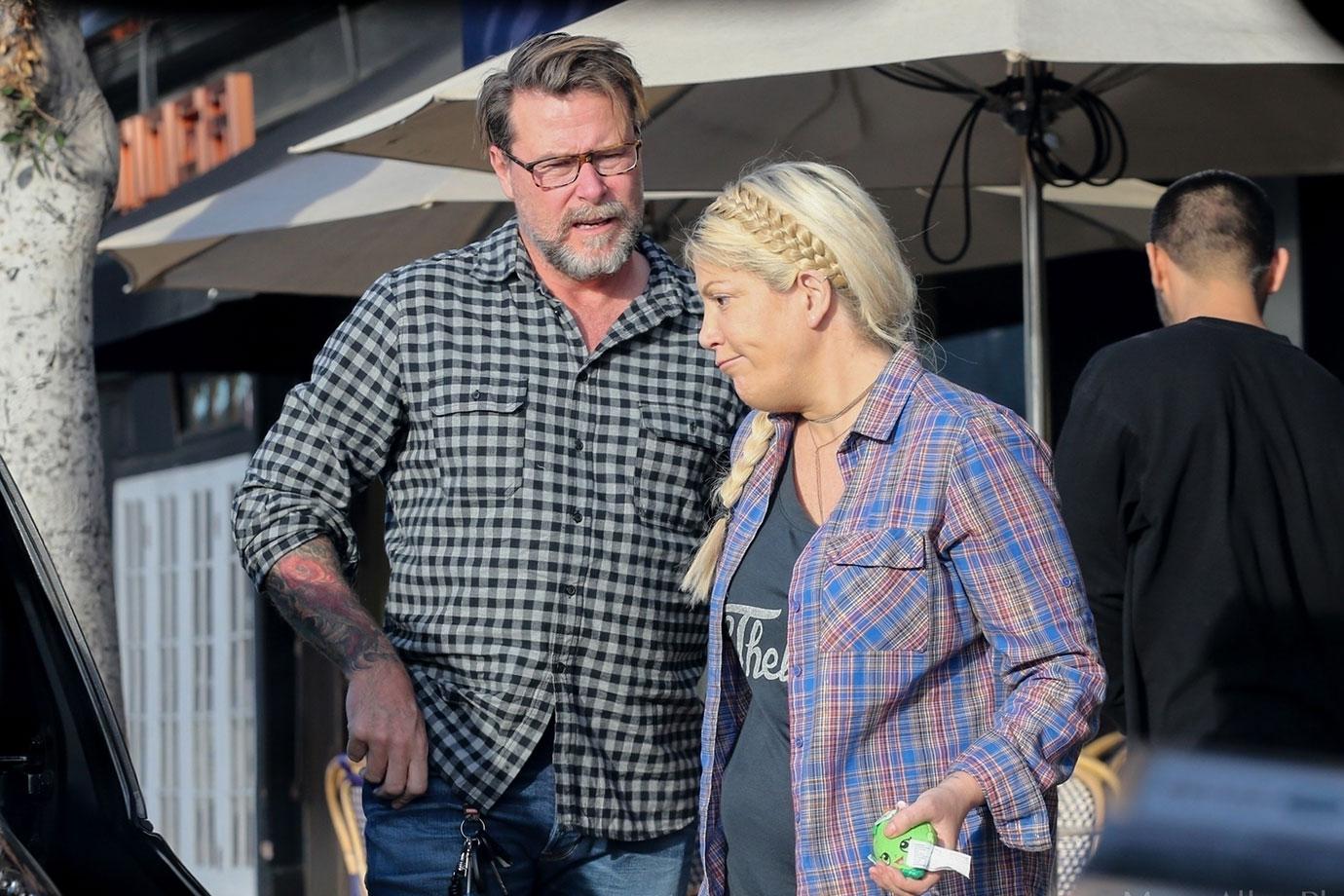 tori spelling demand dean mcdermott job lazy feud financial crisis