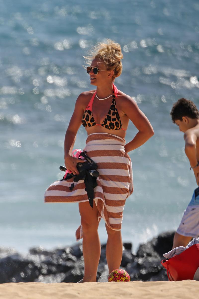 //britney spears leopard bikini body abs