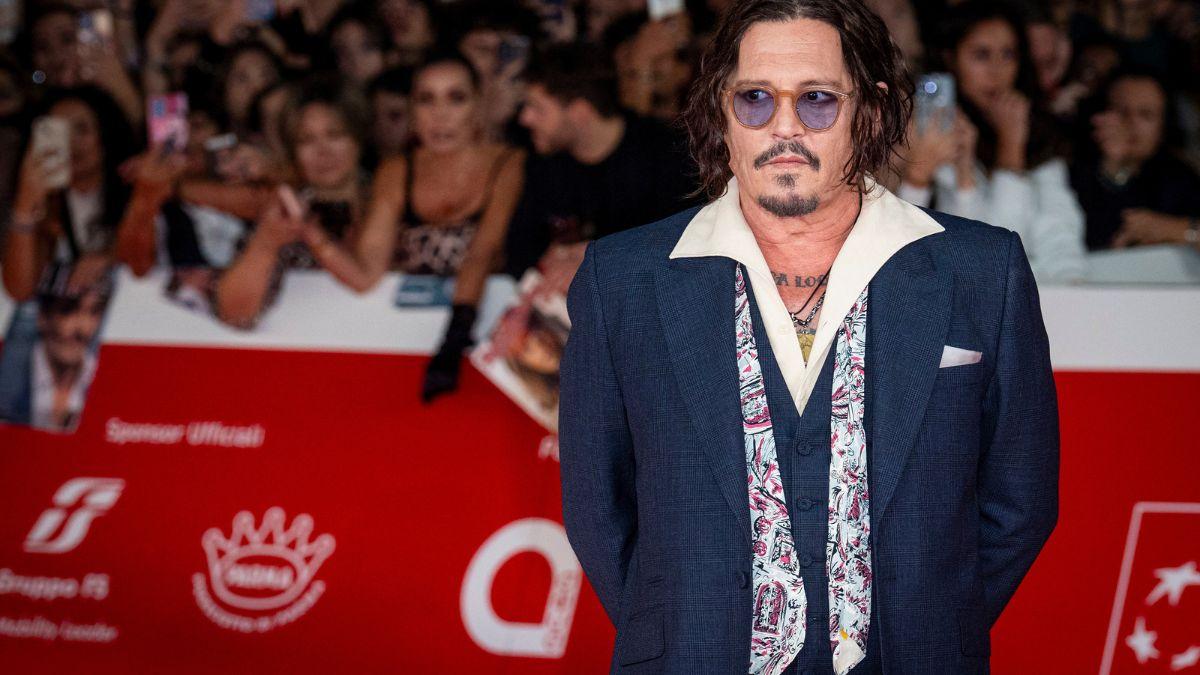 Johnny Depp reportedly told the mansion manager about the haunting experience.