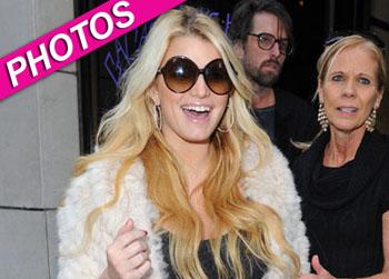 //jessica simpson baby bump barneys splash