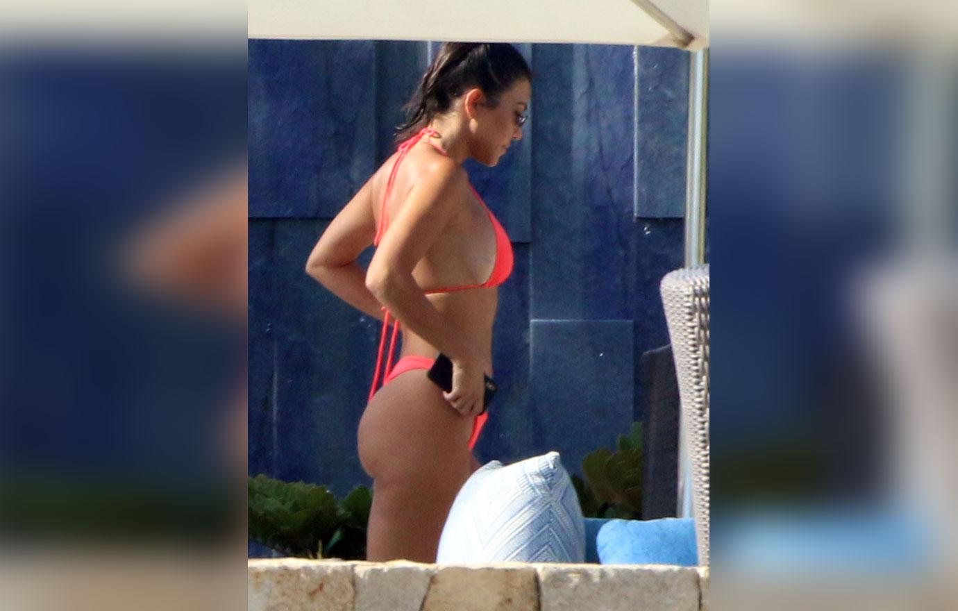 https://media.radaronline.com/brand-img/WjOB7UZ6C/0x0/2018/08/kourtney-kardashian-flaunts-bikini-body-cabo-6.jpg