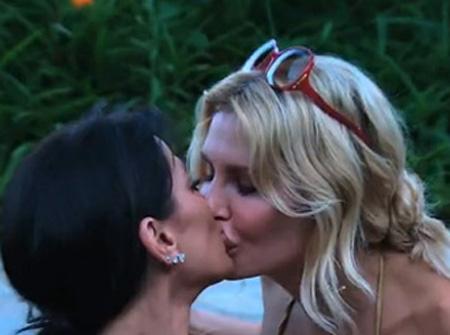 //brandi carlton kiss pp