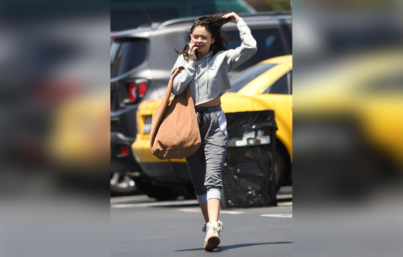 Sarah Hyland Swollen Face Hospitalized